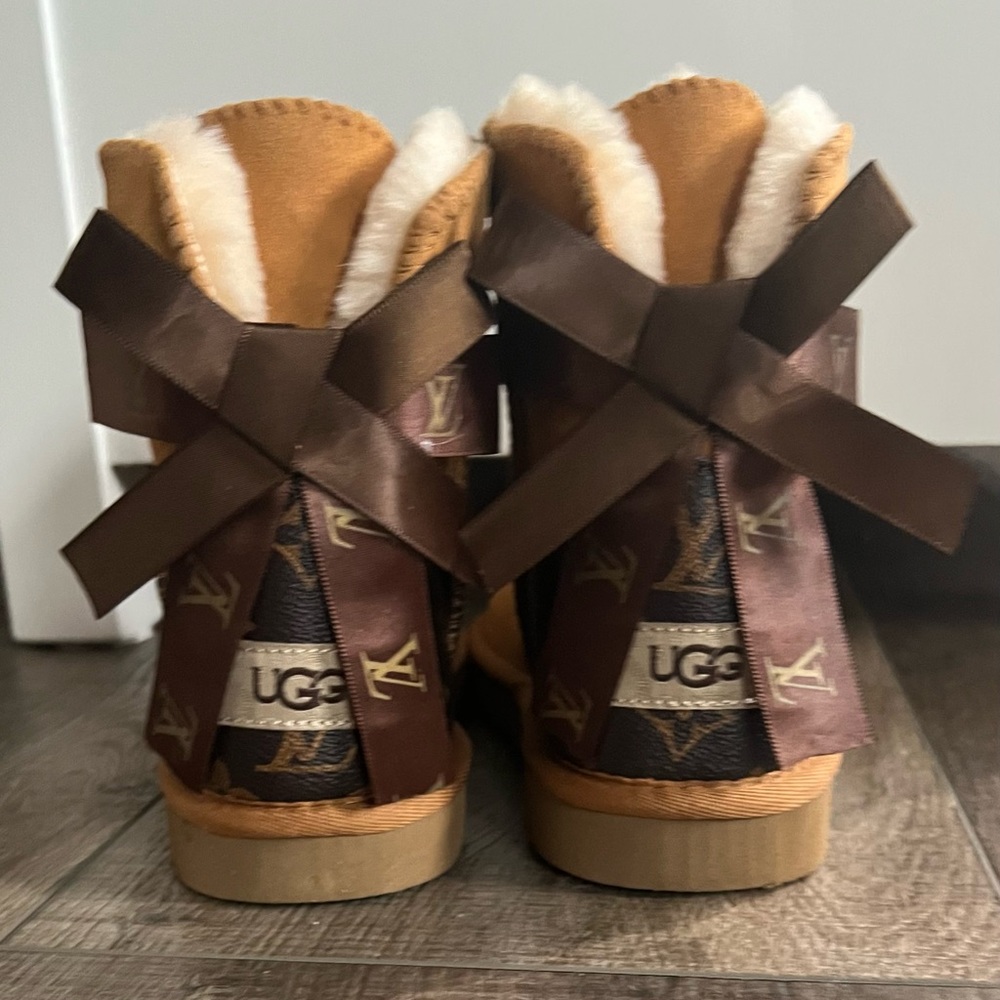 UGG LV boots - size 7